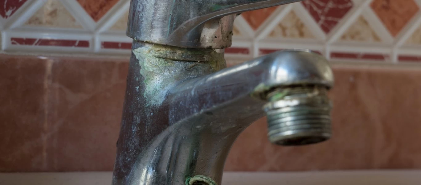 Πώς μπορείτε να βγάλετε εύκολα τα άλατα από τον νεροχύτη; (βίντεο)